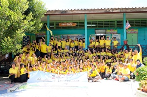 A lavoro per rendere accogliente una scuola in Tailandia