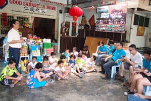 Regali e divertimento nell’orfanatrofio in Malesia