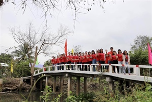 In Vietnam il ponte della Gentilezza per andare a scuola sicuri