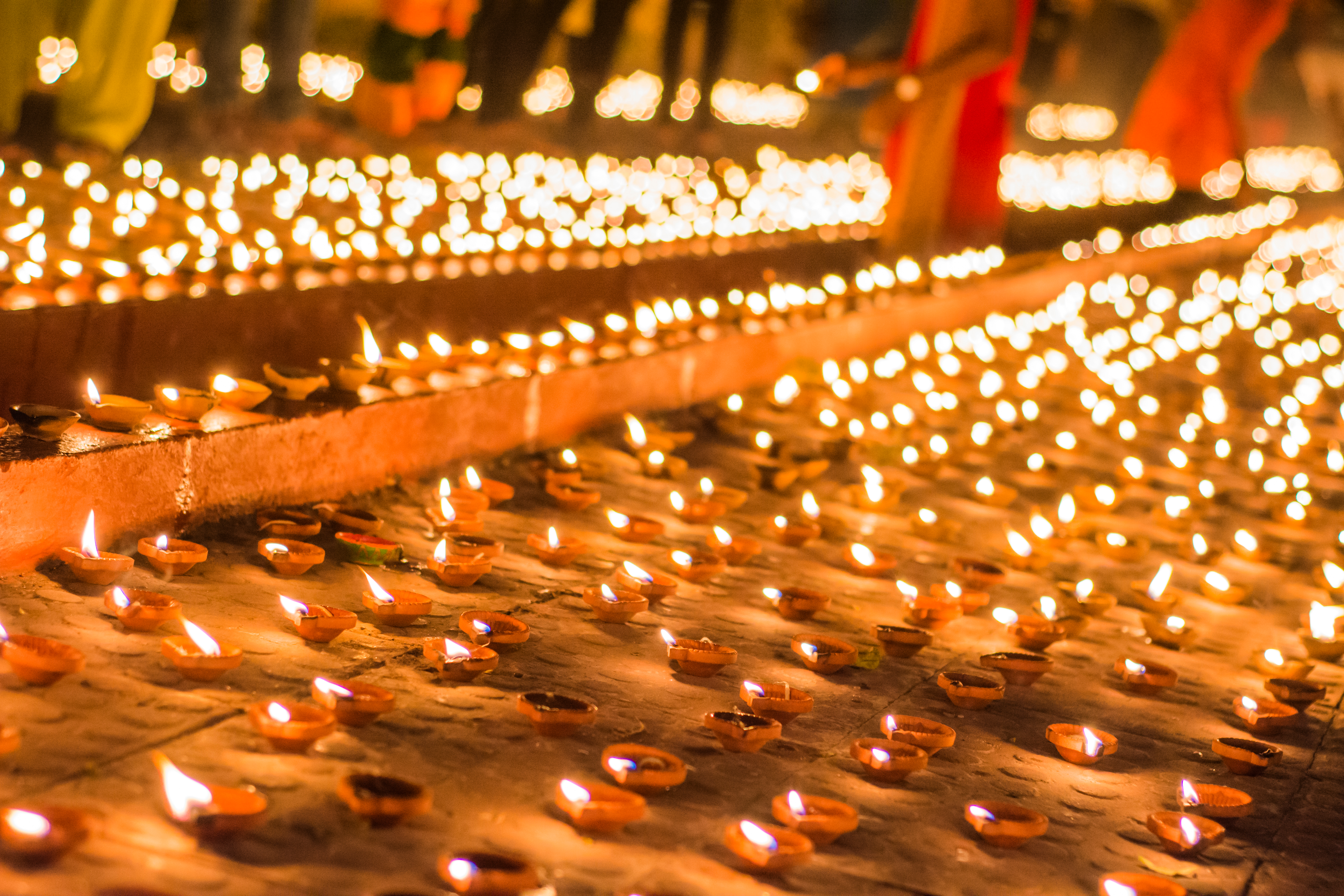 Dipingere lampade diya, per portare luce e solidarietà